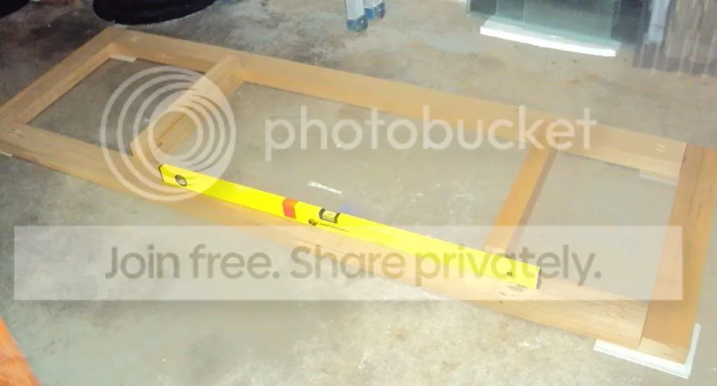 Basramen i våg med shims under hörnen