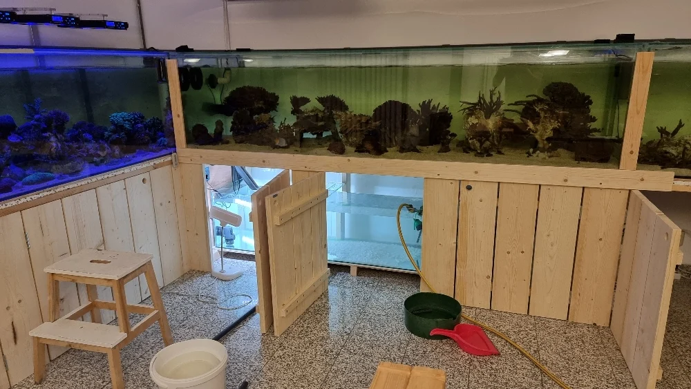 Sumpen placeras mellan stödbalkarna (7)