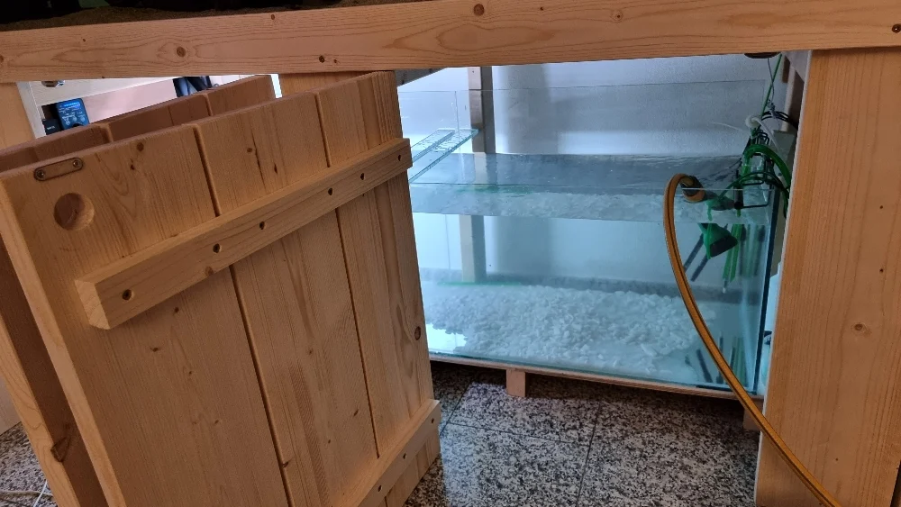 Sumpen placeras mellan stödbalkarna (8)